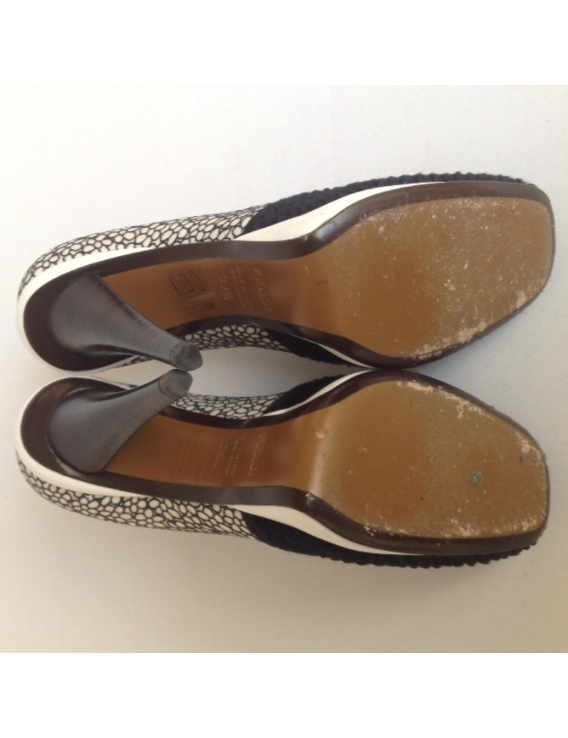 Escarpins FENDI T39,5 blanche et noire et fourrure bleu marine