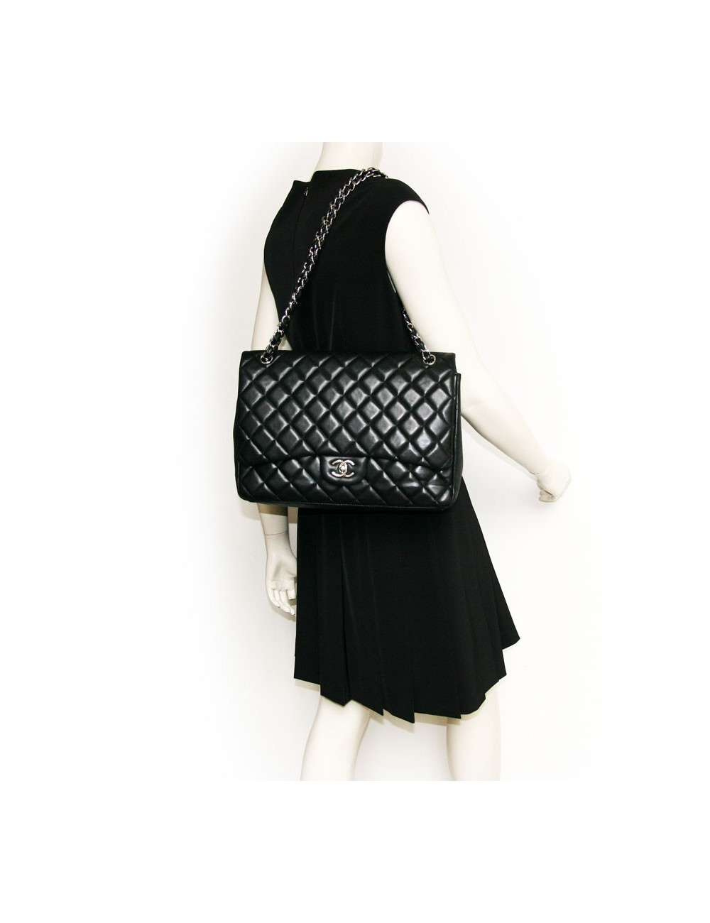 Sac CHANEL Maxi Jumbo cuir d'agneau lisse noir