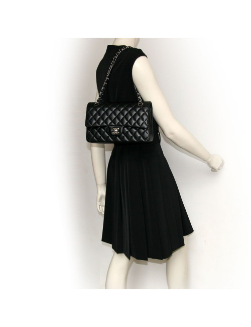 Timeless CHANEL en cuir matelassé 