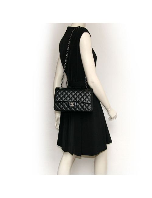 Timeless CHANEL en cuir matelassé 