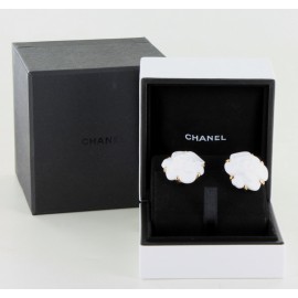 Clips camellias CHANEL white agate earrings yellow gold