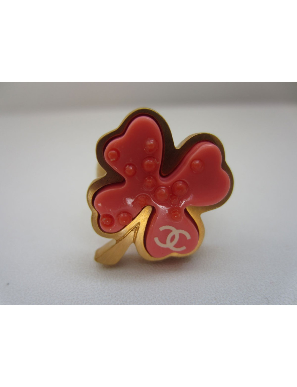 Bague "Trèfle" rose oranger et métal doré mat