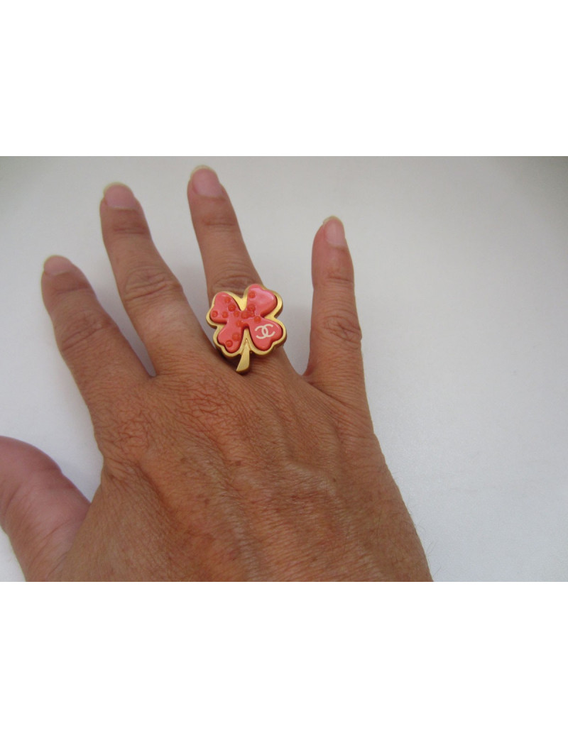 Bague "Trèfle" rose oranger et métal doré mat