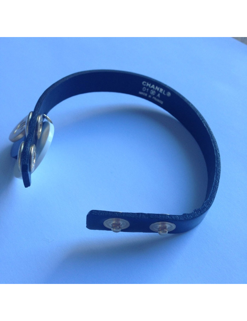 Bracelet CHANEL breloques & cuir verni noir