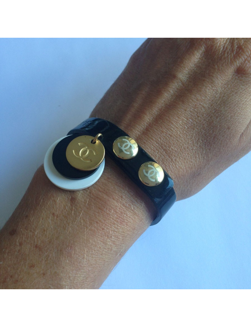 Bracelet CHANEL breloques & cuir verni noir