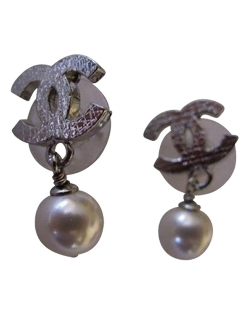 Clous d'oreille CHANEL métal argenté et perle nacrée