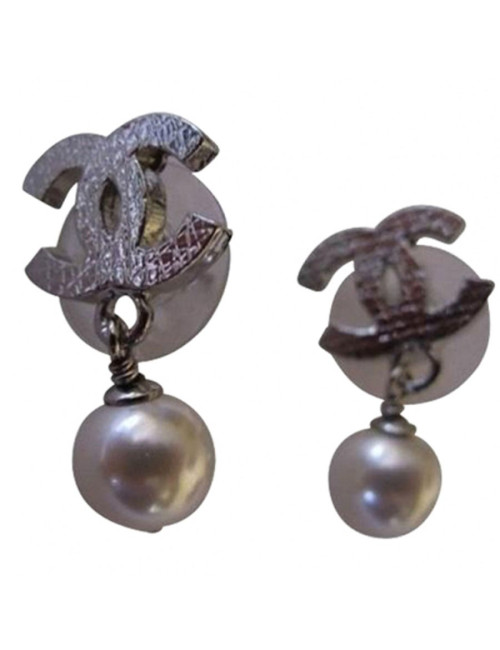 Clous d'oreille CHANEL métal argenté et perle nacrée