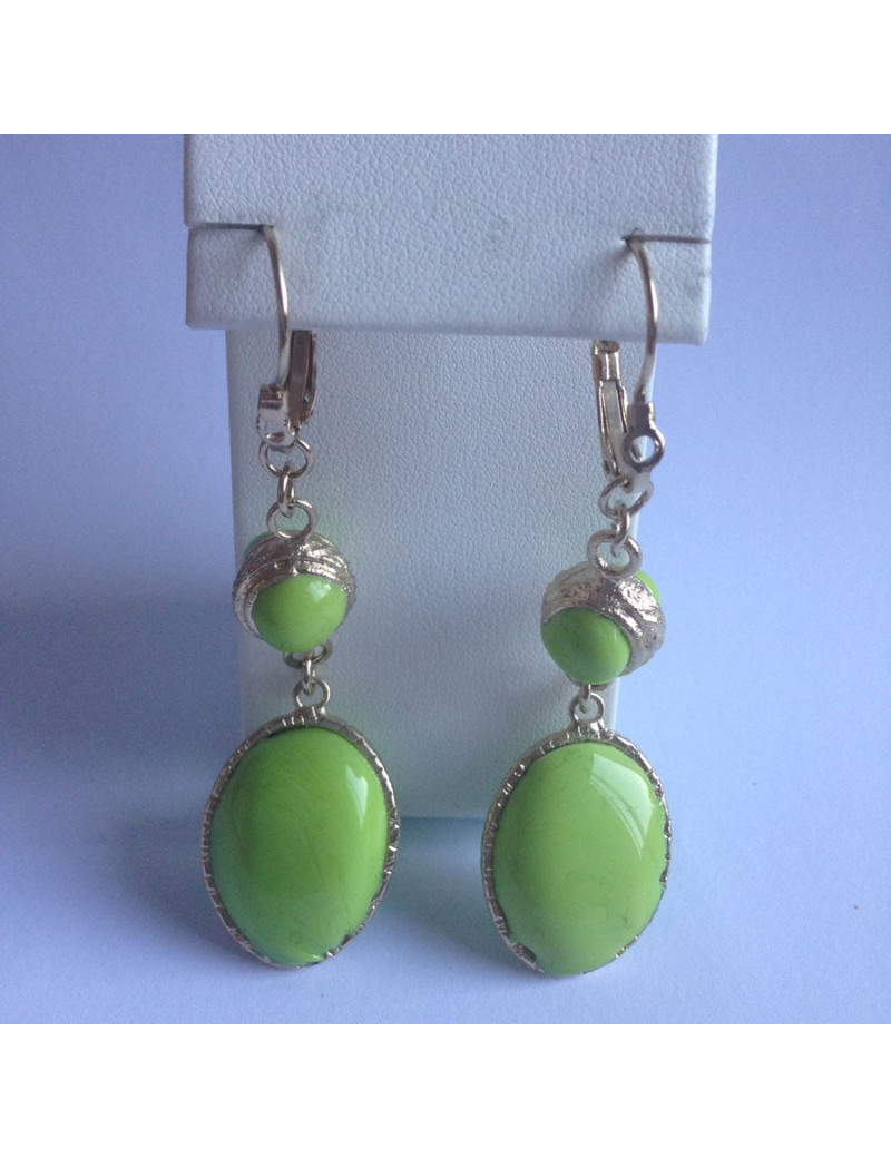 Clous pendants MARGUERITE DE VALOIS  en pâte de verre vert anis