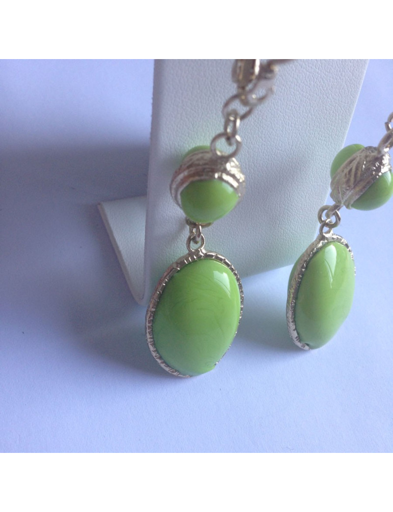 Clous pendants MARGUERITE DE VALOIS  en pâte de verre vert anis