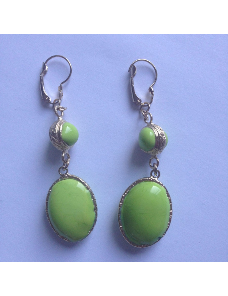 Clous pendants MARGUERITE DE VALOIS  en pâte de verre vert anis