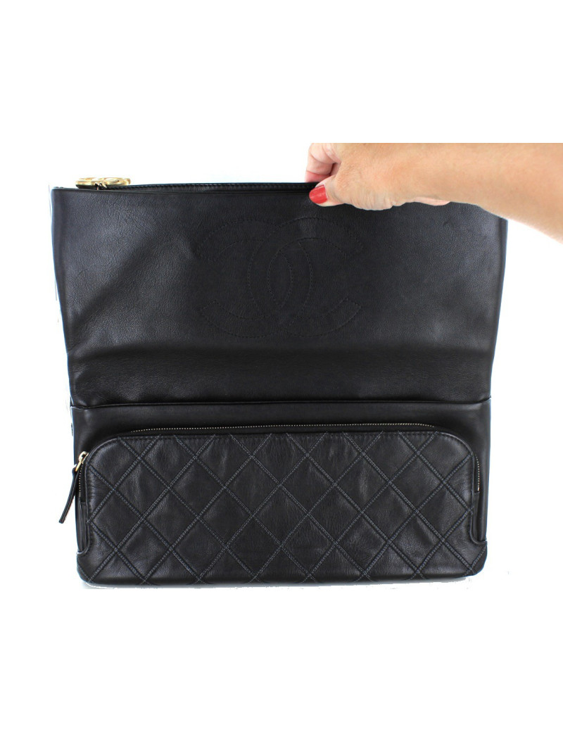 Sac pochette CHANEL matelassé noir