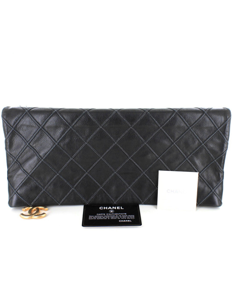 Sac pochette CHANEL matelassé noir