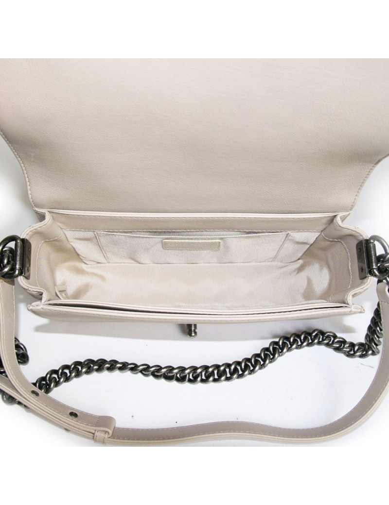 Sac "Boy" CHANEL en cuir d'agneau gris clair