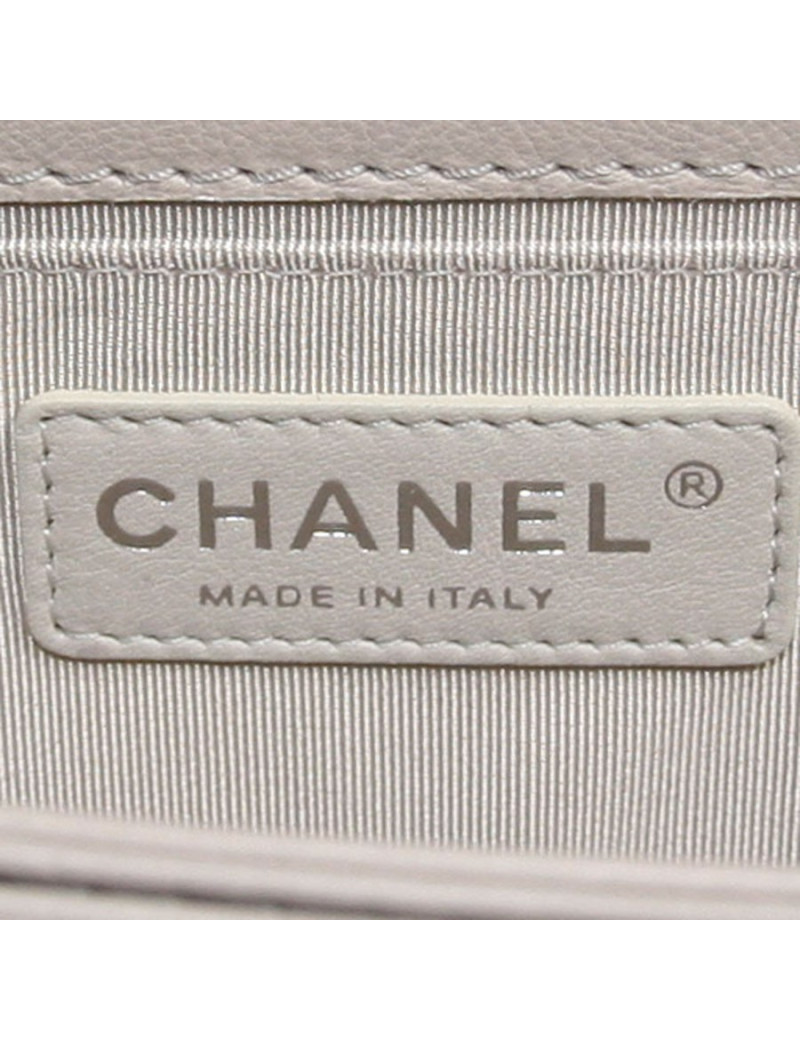 Sac "Boy" CHANEL en cuir d'agneau gris clair