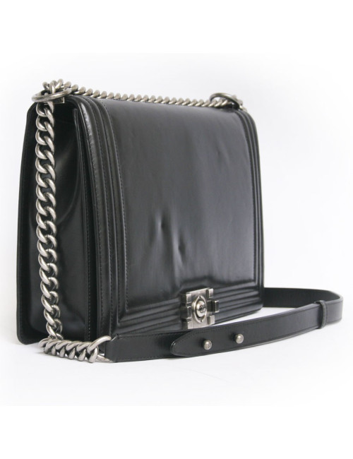 Sac "Boy" CHANEL en cuir lisse noir