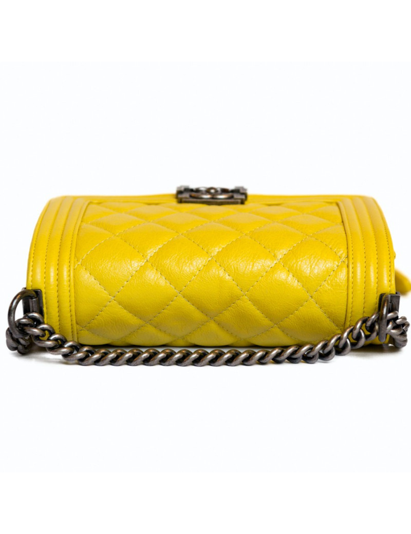 Sac Boy CHANEL en cuir matelassé jaune