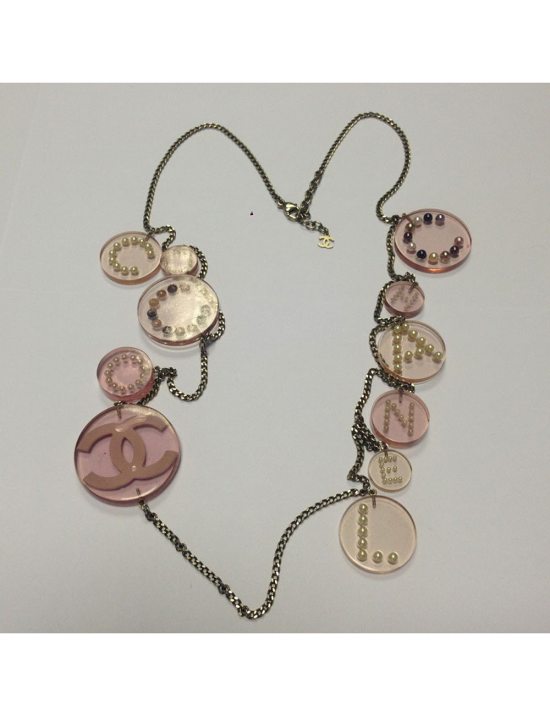 Collier CHANEL en plexi rose