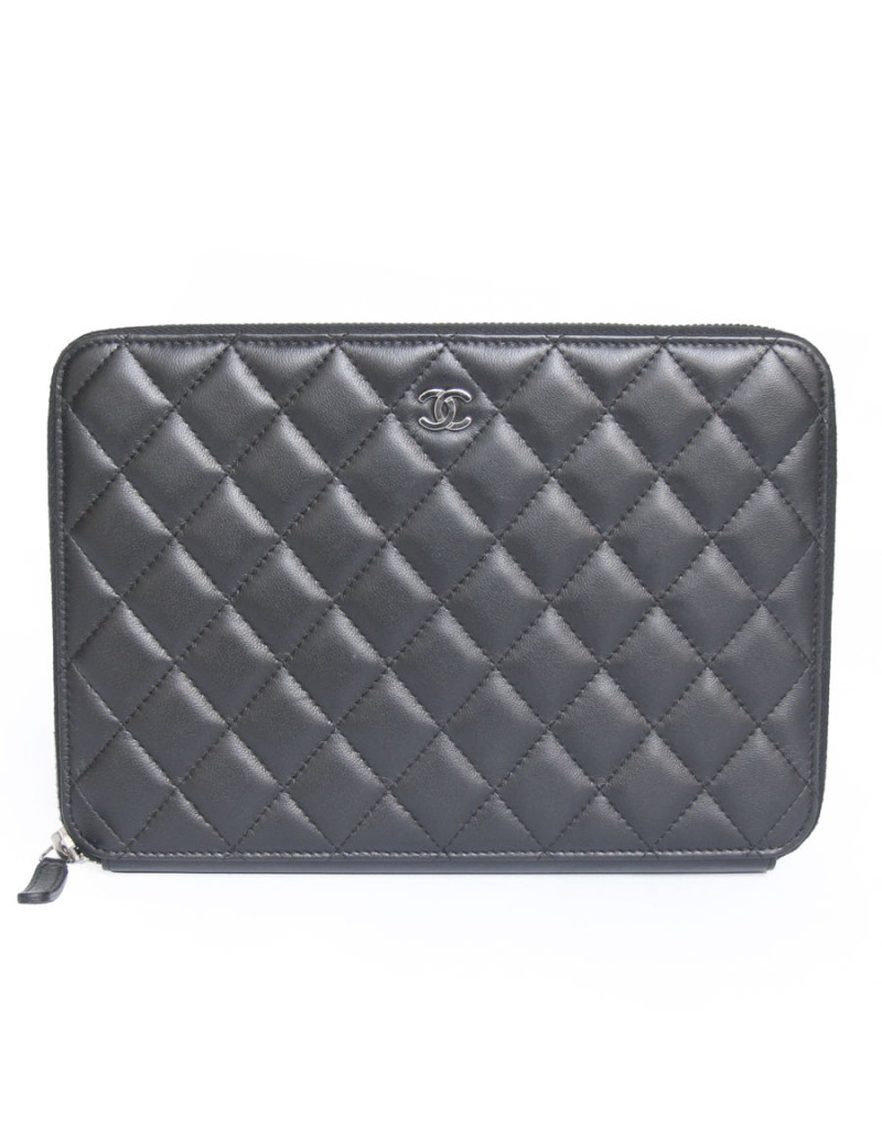 Sac pochette CHANEL matelassé noir