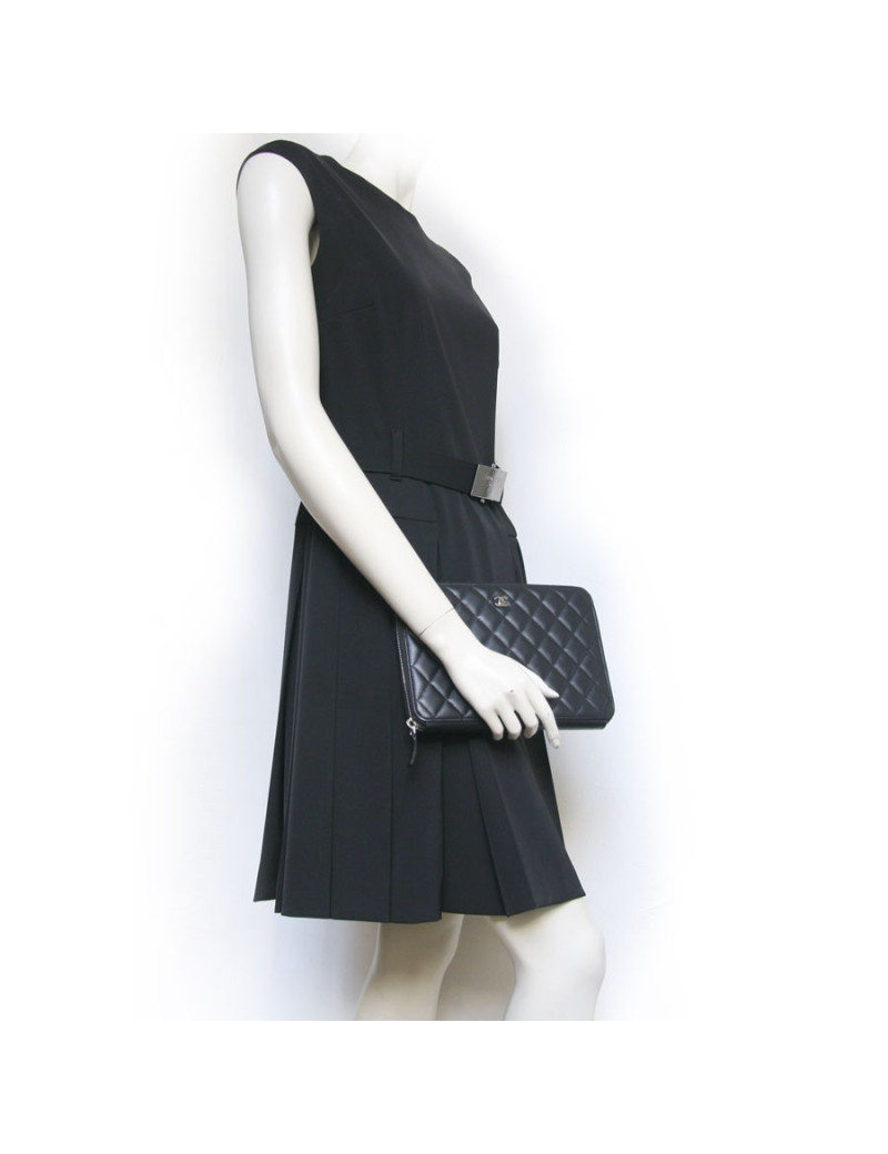 Sac pochette CHANEL matelassé noir