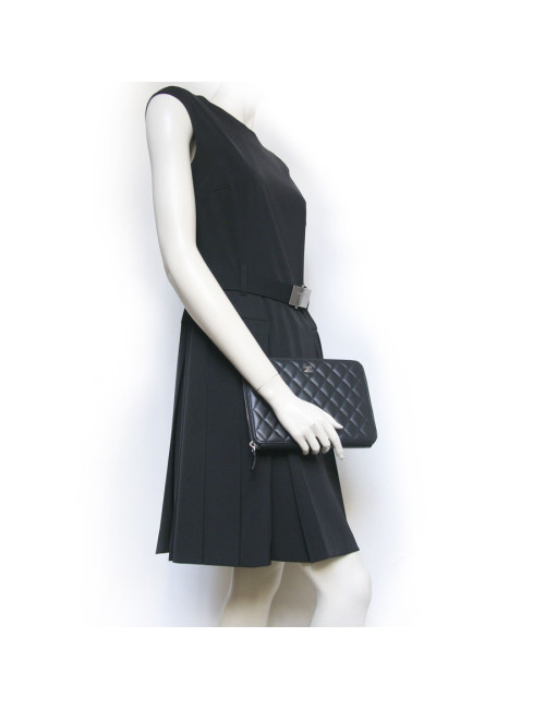 Sac pochette CHANEL matelassé noir