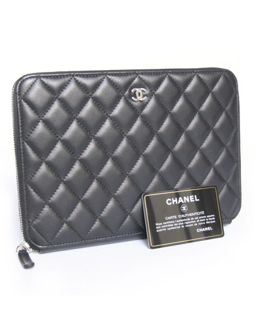 Sac pochette CHANEL matelassé noir