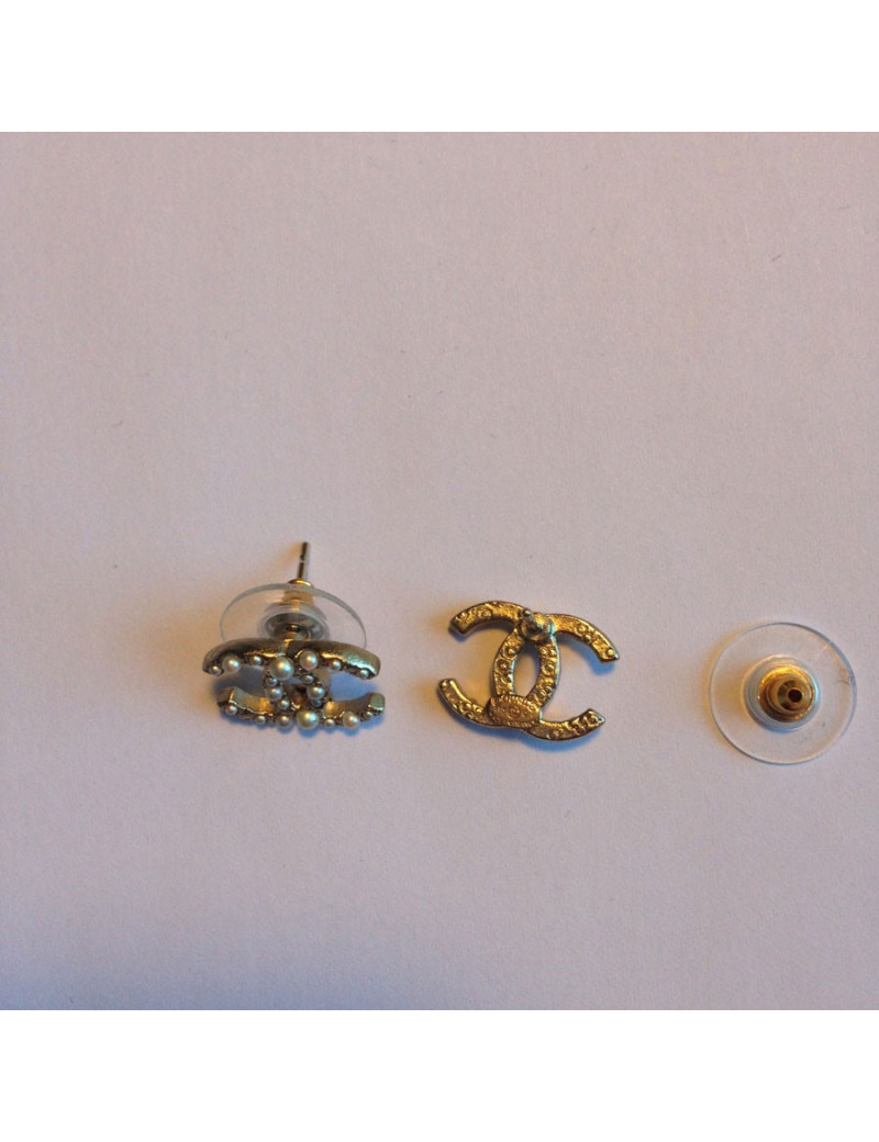 Clous d'oreille CHANEL dorés sertis de perles nacrées
