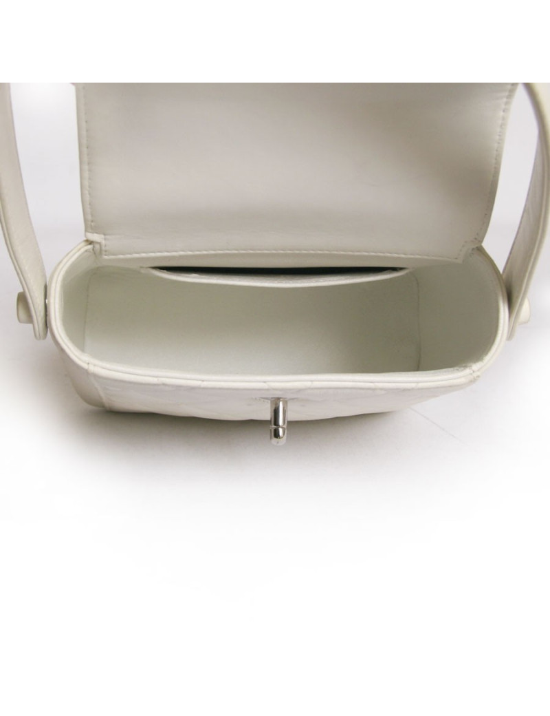 mini sac CHANEL cuir matelassé blanc