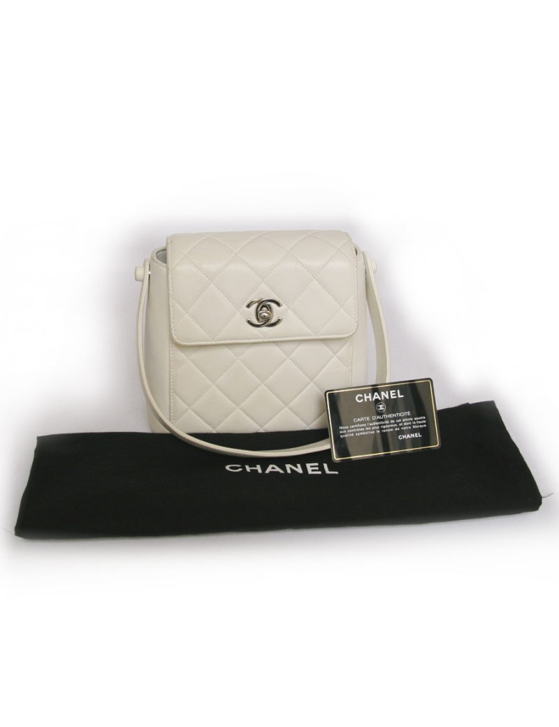 mini sac CHANEL cuir matelassé blanc