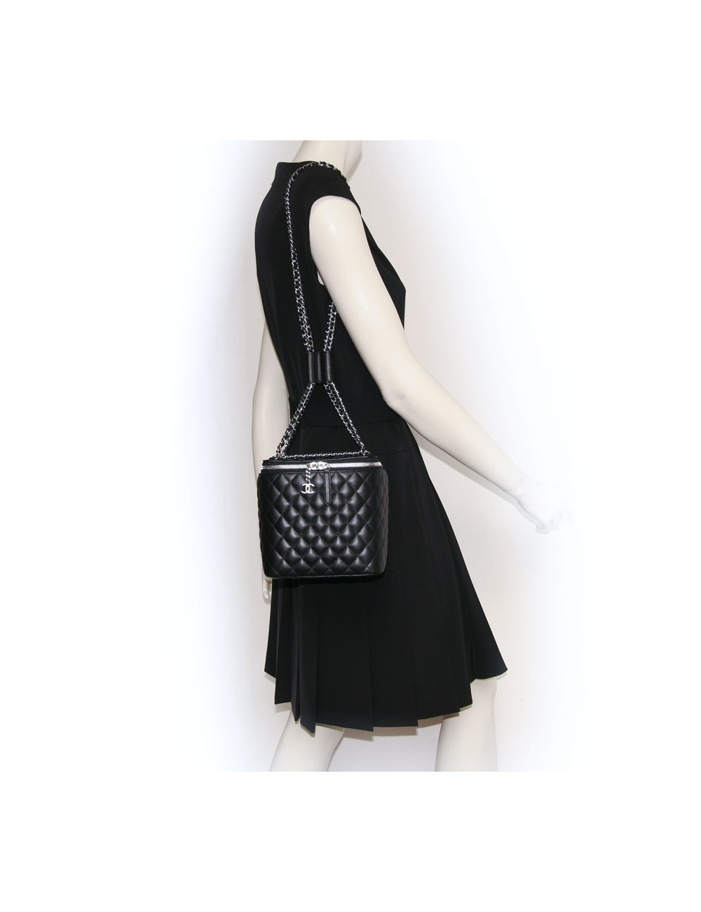 Coffret à bijoux CHANEL en cuir matelassé noir