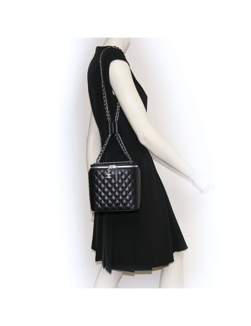 Coffret à bijoux CHANEL en cuir matelassé noir