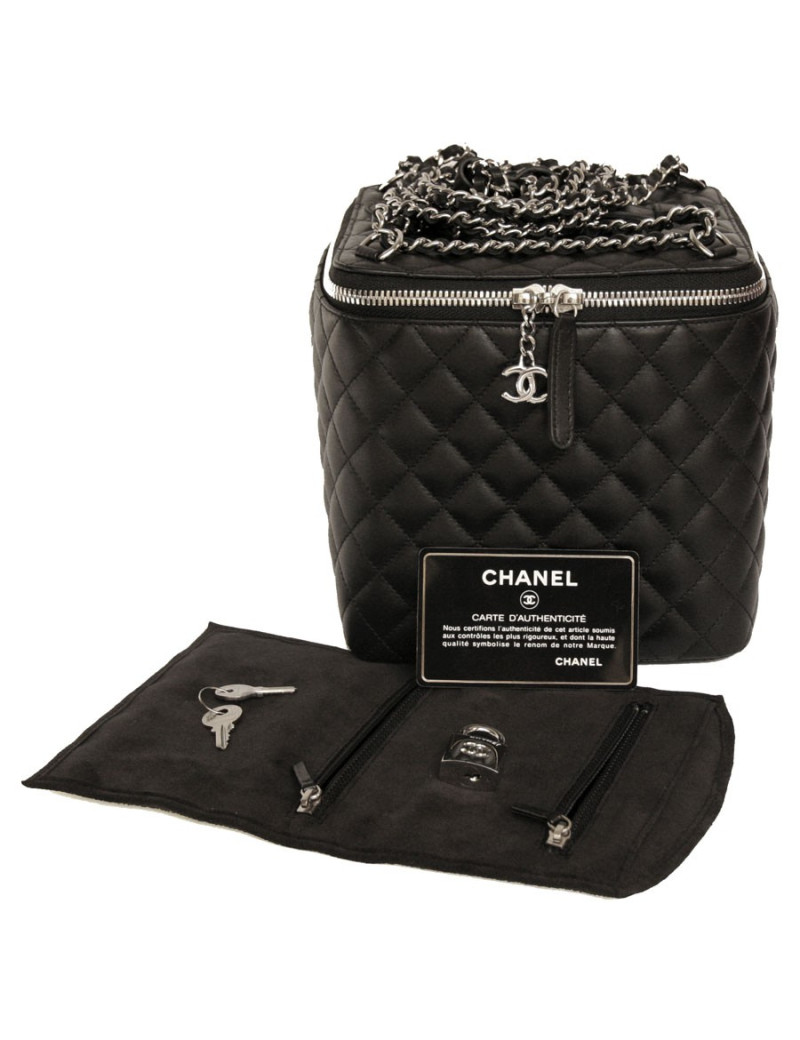 CHANEL black quilted leather jewelry box