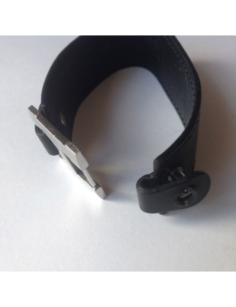 Bracelet HERMES cuir noir et "H" palladié