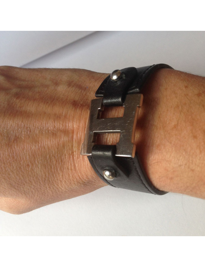 Bracelet HERMES cuir noir et "H" palladié