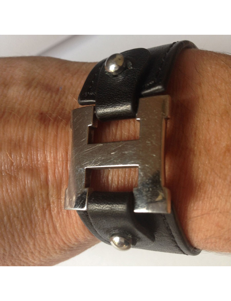 Bracelet HERMES cuir noir et "H" palladié