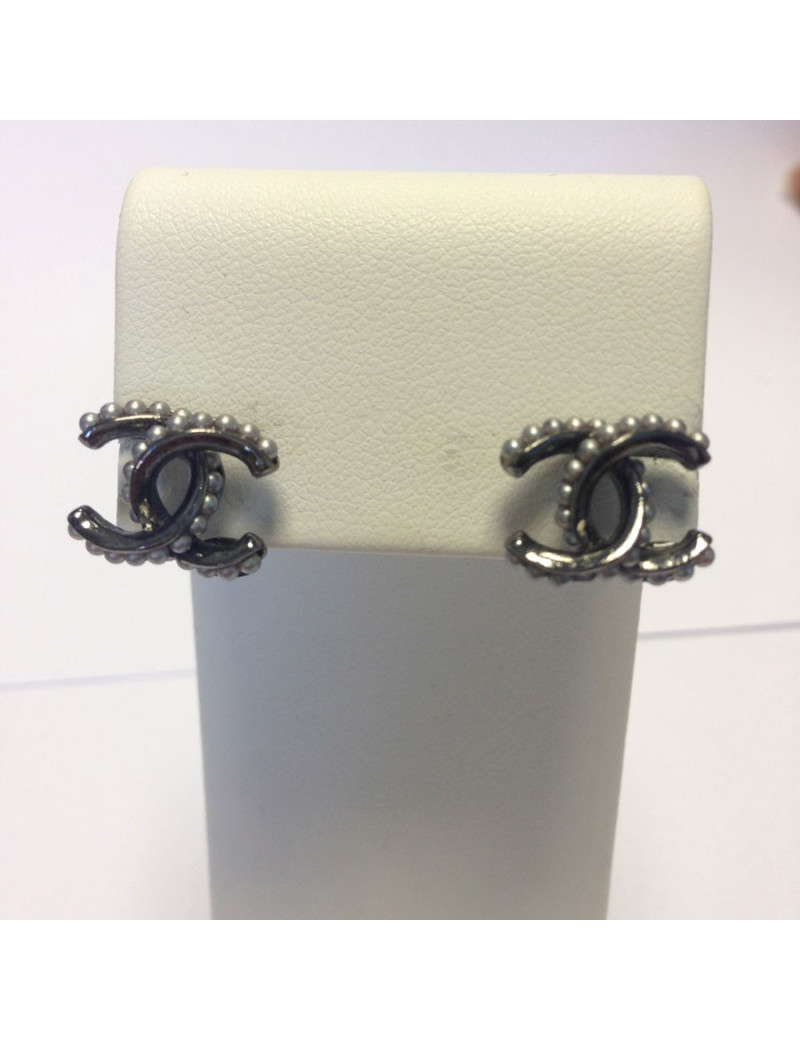 Clous d'oreille CHANEL ruthénium et perles nacrées