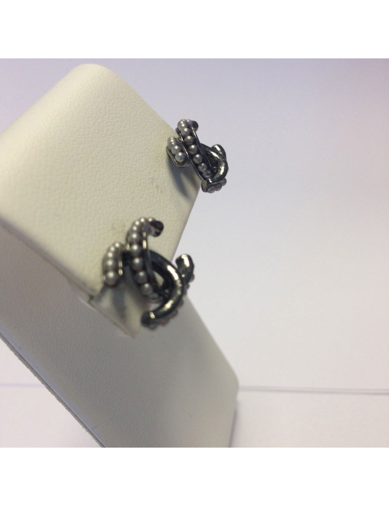 Clous d'oreille CHANEL ruthénium et perles nacrées