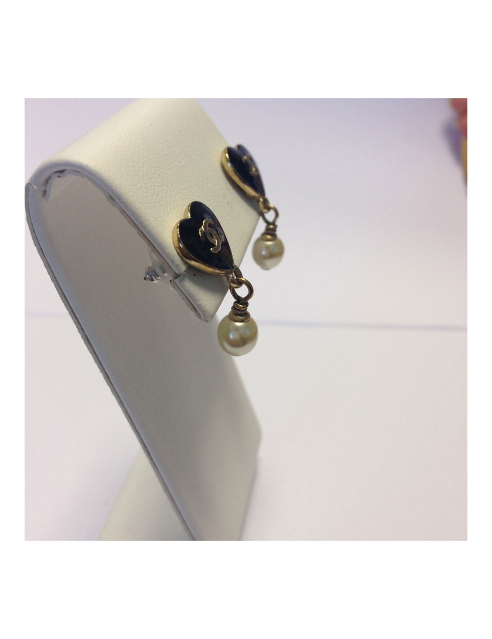 Clous d'oreille CHANEL coeur et perle