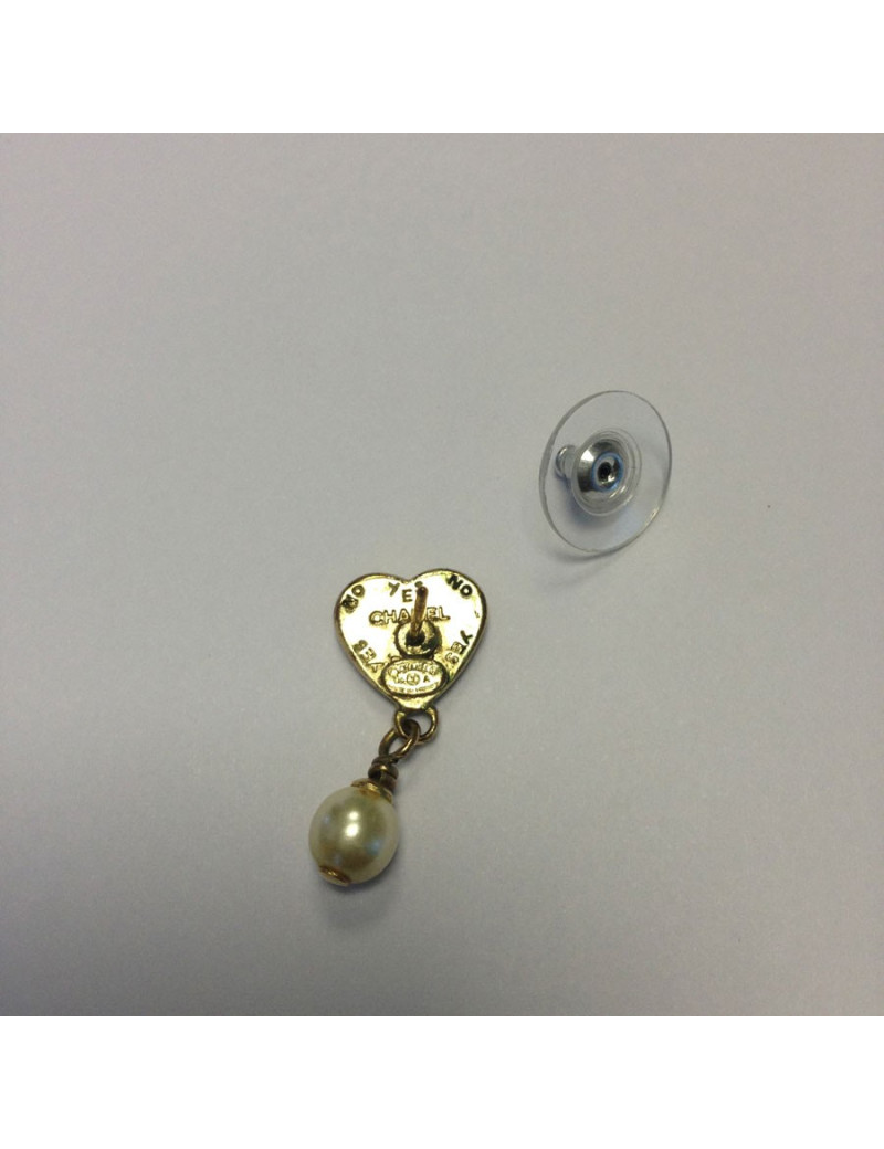 Clous d'oreille CHANEL coeur et perle