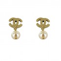 Nails CHANEL gold engine-turned metal earrings & Pearl bead