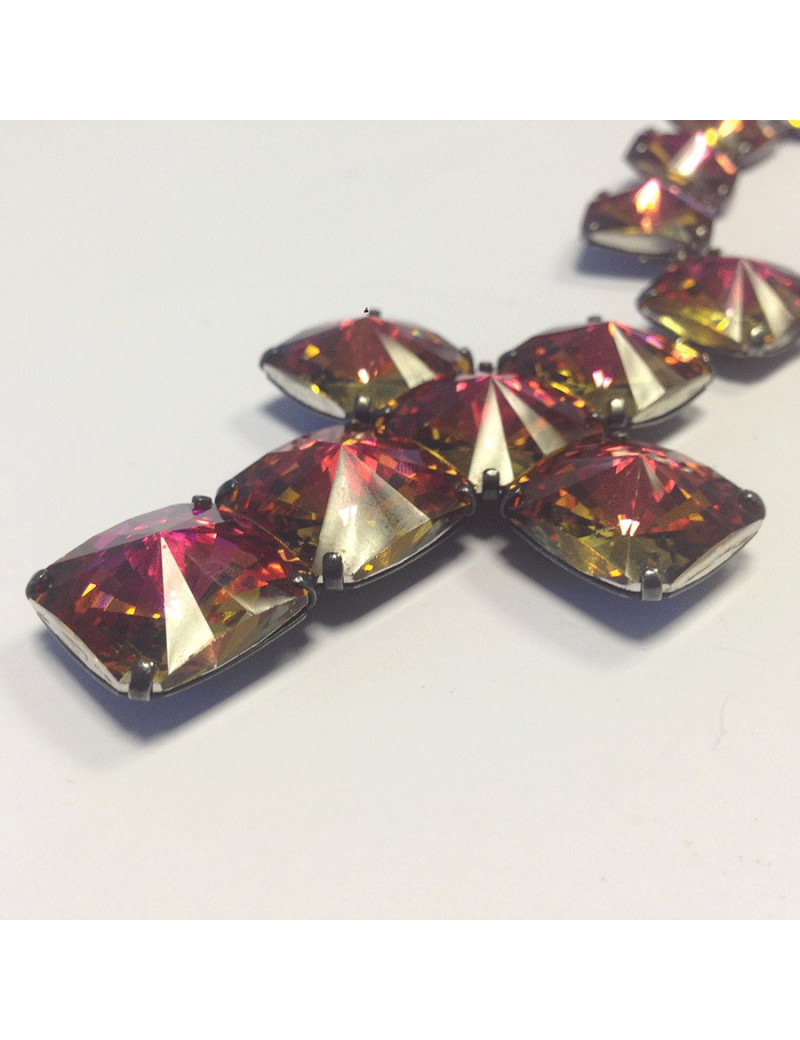 Collier croix anonyme en strass rose