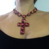 Collier croix anonyme en strass rose