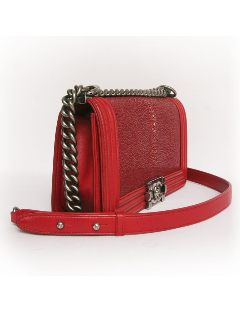 Sac boy CHANEL en galuchat rouge 