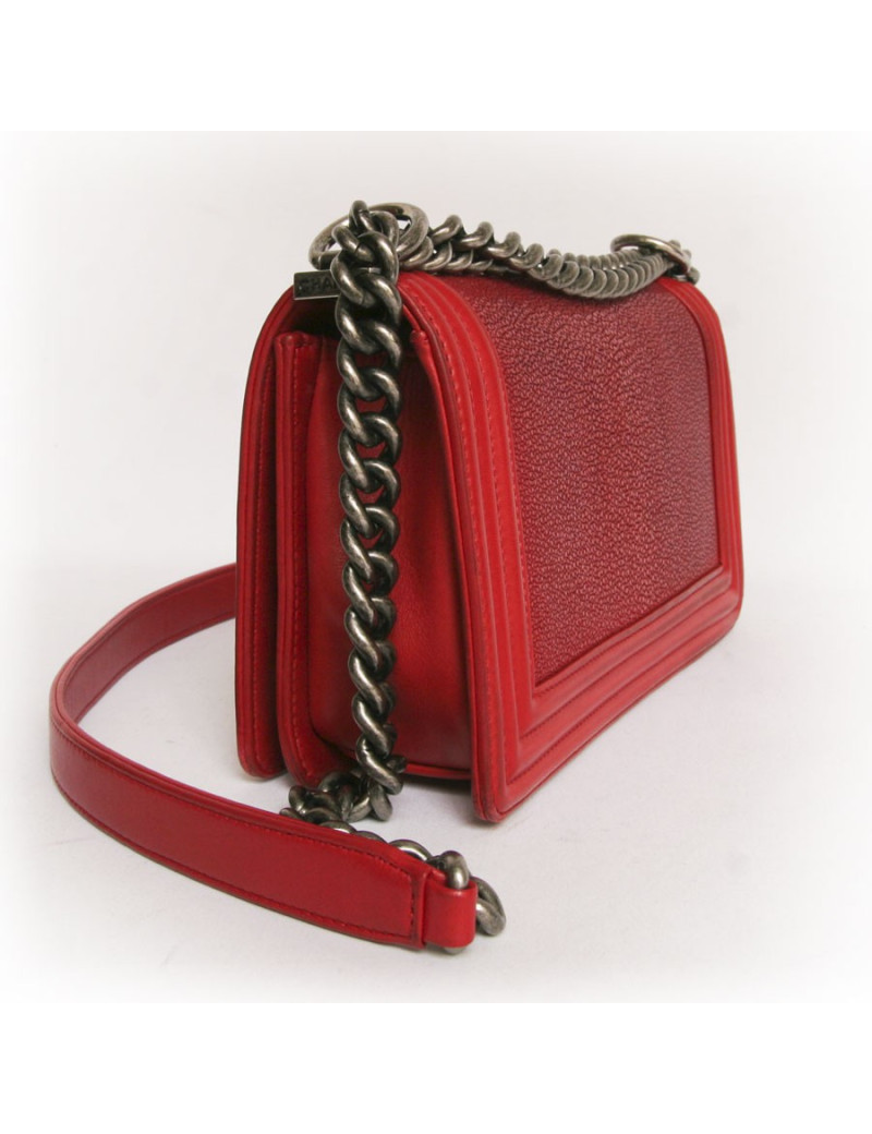 Sac boy CHANEL en galuchat rouge 