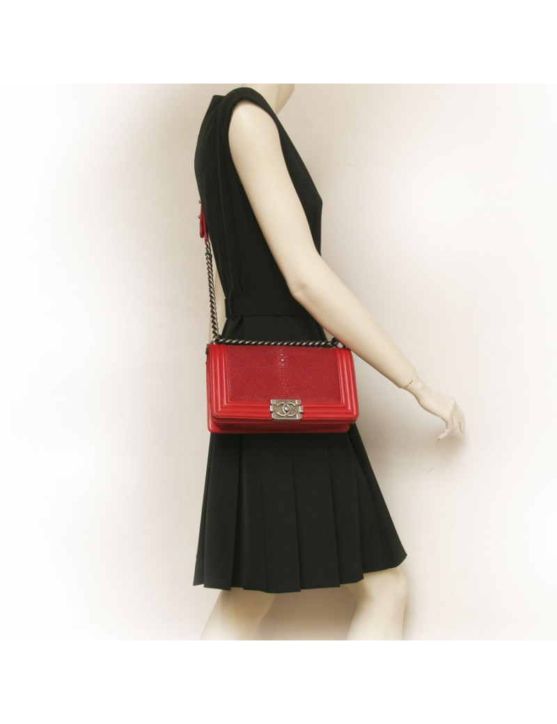 Sac boy CHANEL en galuchat rouge 