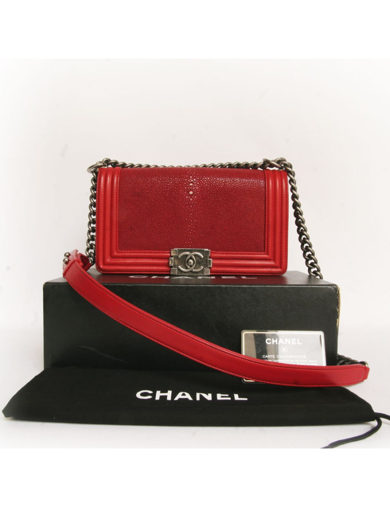 Sac boy CHANEL en galuchat rouge 
