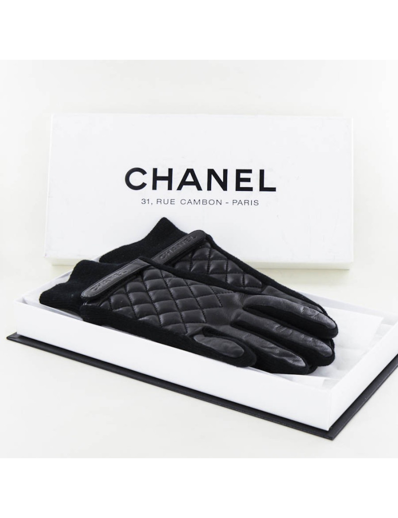 Paire de gants CHANEL en cuir noir