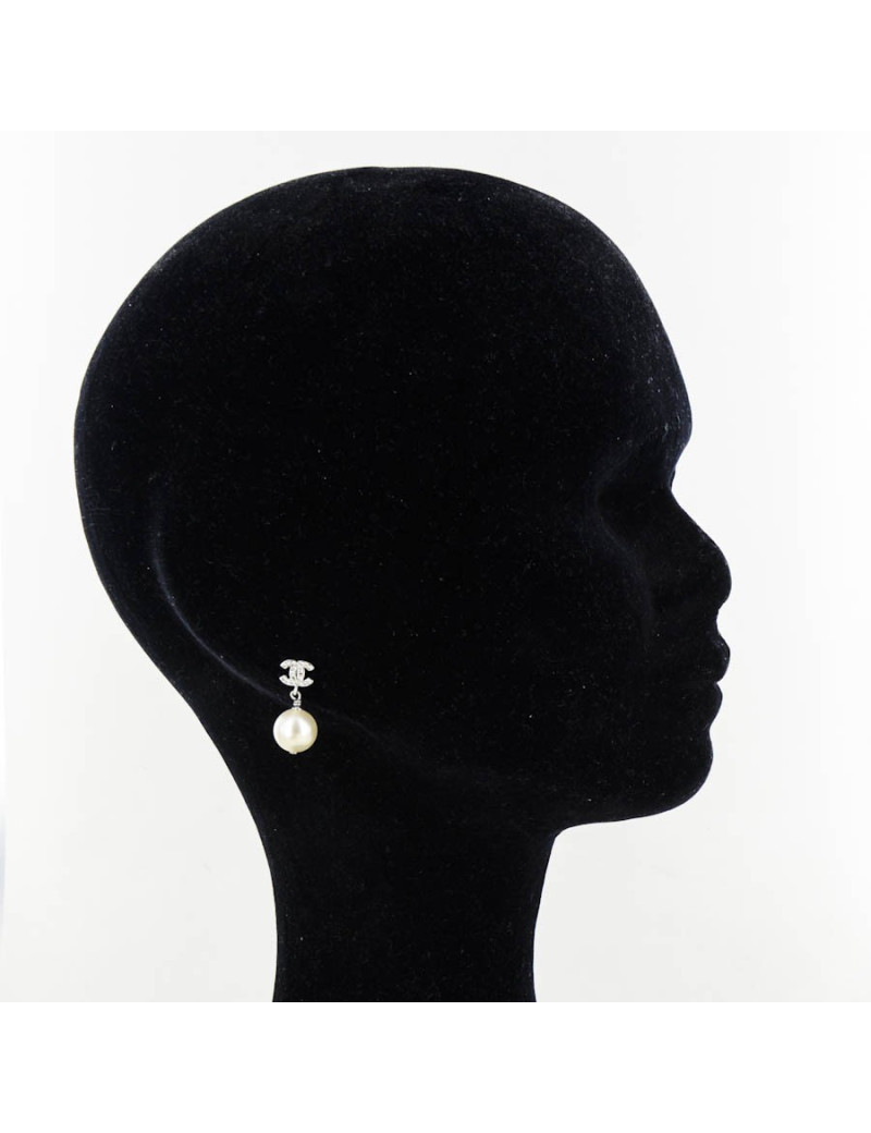 Clous d'oreille CHANEL strass et perles nacrées