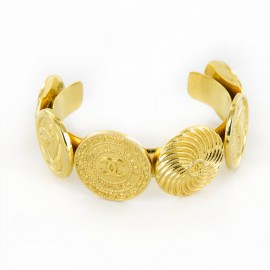 CHANEL bracelet in gilded metal set along with gilded buttons
