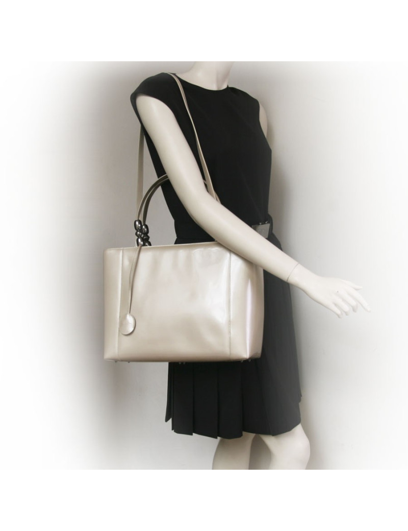 Sac" lady Perla" DIOR en vernis crème GM et son porte-monnaie