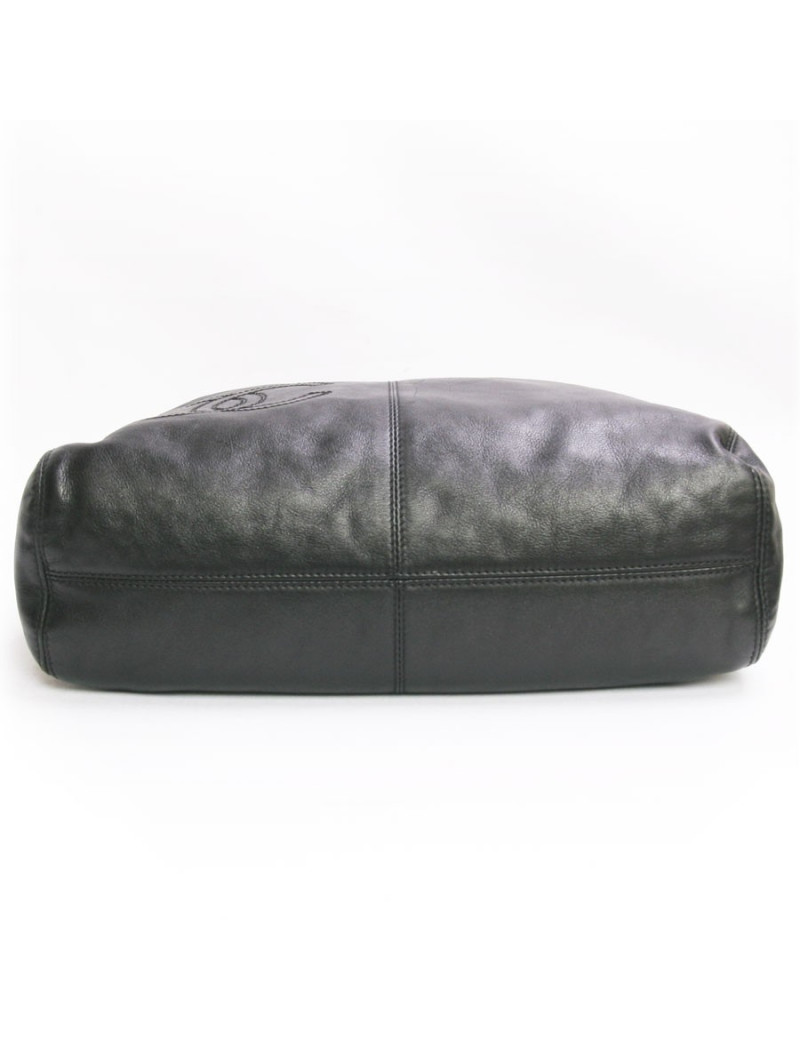 Sac besace CHANEL en cuir souple noir 